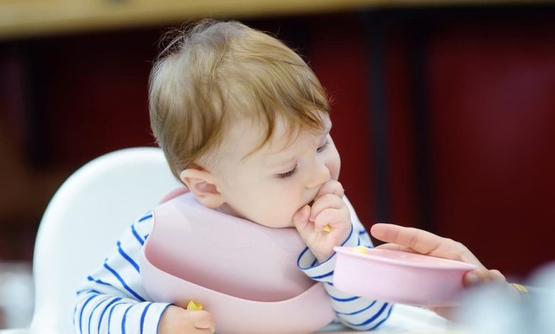 إدخال الطعام الصلب لطفل الحساسية